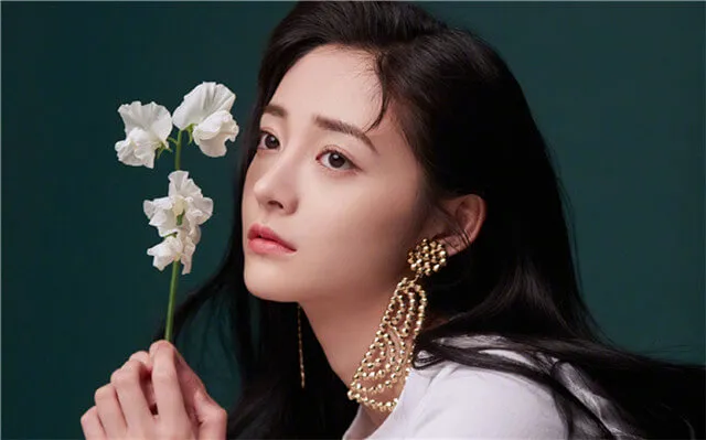 揭秘天秤座动心的细节：如何捕捉他们的爱情信号