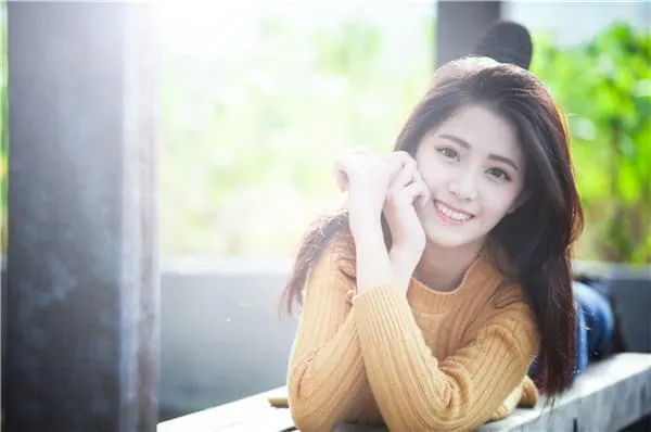 如何用一句开场白让女生对你印象深刻？掌握这些技巧，轻松打开话匣子！