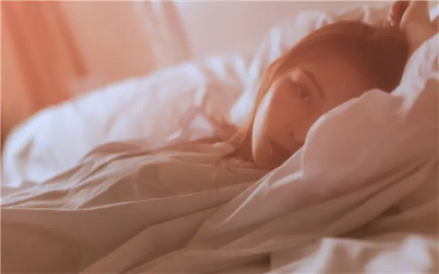 解读女生愿意被牵手的7个暗示：藏在细节里的情感密码